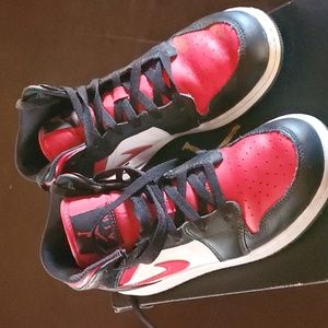 Air Jordan 1 Mid, big boys size 6.5